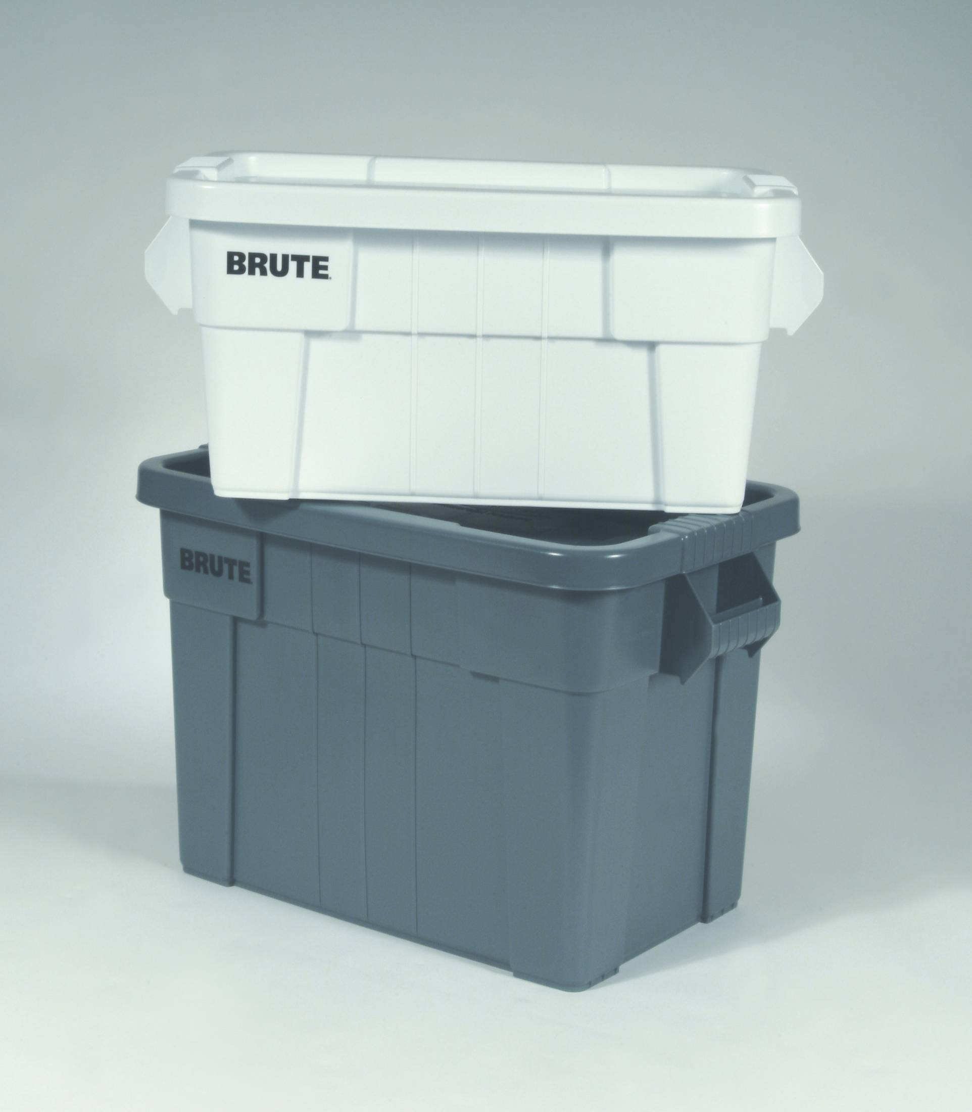 Rubbermaid Commercial Products BRUTE Tote Storage Container with Lid, 20-Ga