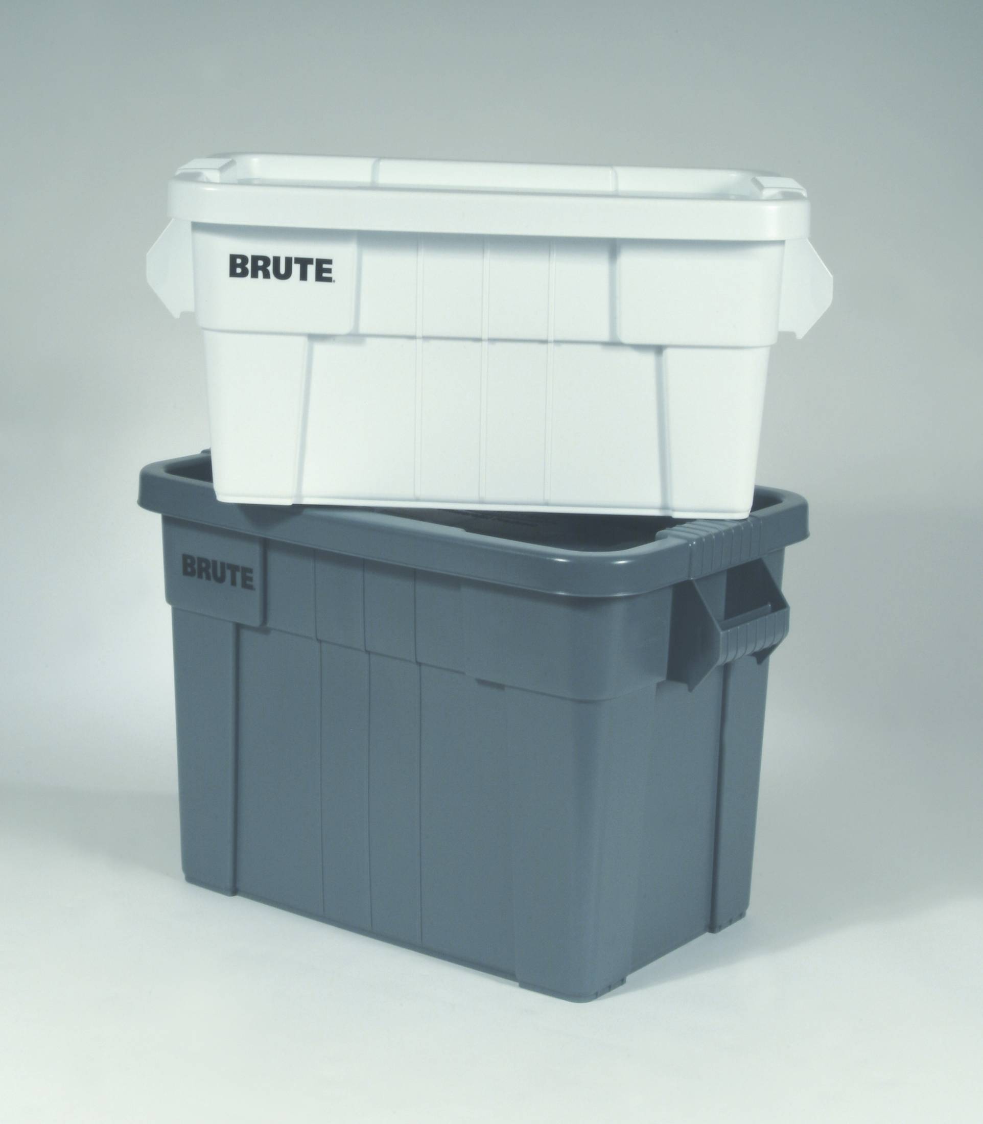 Rubbermaid BRUTE 20 Gallon / 320 Cup White Round Ingredient Storage Bin  with Lid